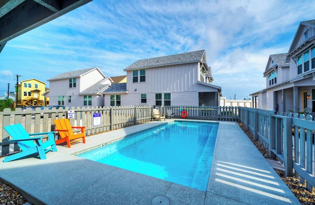 Sleeps 19 | 2 Homes in Old Town, Pool, Newly Built | Walk to Eats, Music, & More