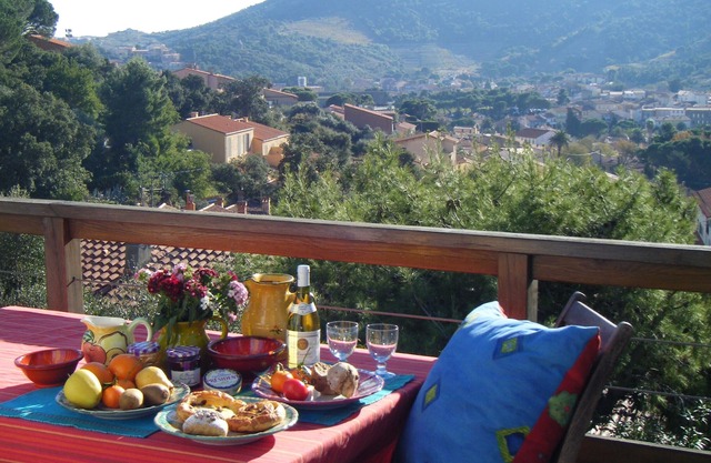 Sleeps 2-8 people/ Easy walking to town/beaches/Small Private Pool
