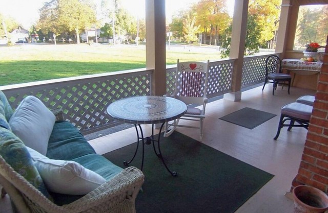 Sleeps 20! DOWNTOWN LAKE GENEVA Fully Licensed 4 Bedrm House & 2 Bedrm Cottage