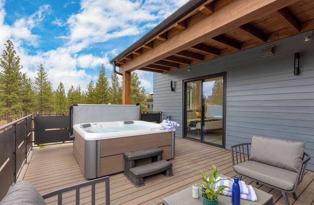 Sleeps 20 | Hot Tub + Near DT | 4 Units | Aerie