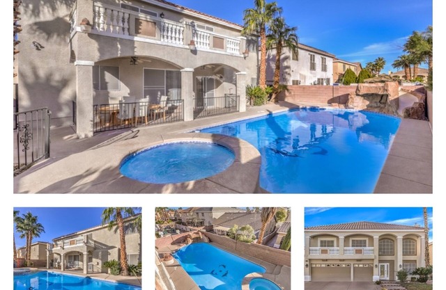Sleeps 20 near the strip. Free parking WiFi