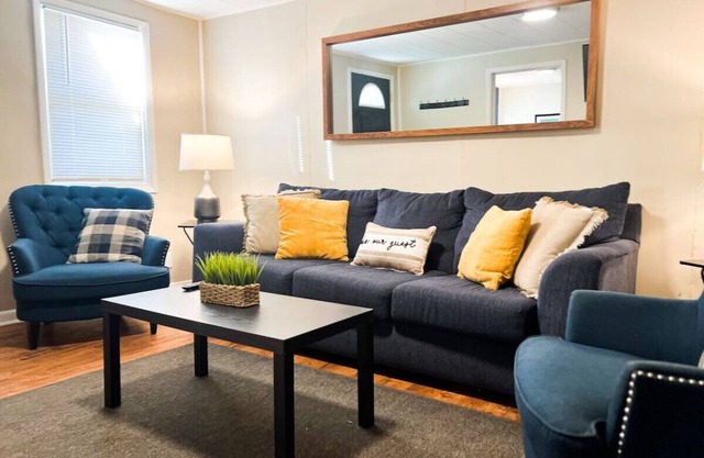 Sleeps 21! 8 BR w/16 Beds & Large Driveway + WIFI