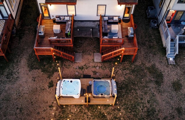 Sleeps 24, 2 Hot Tubs, Game & Glam Rooms, King Bds