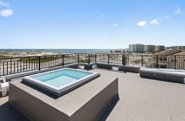 Sleeps 24, HotTub, Pool, Steps 2 Beach, 2 Rooftop Tubs, 2 Kitchens, 2 Masters