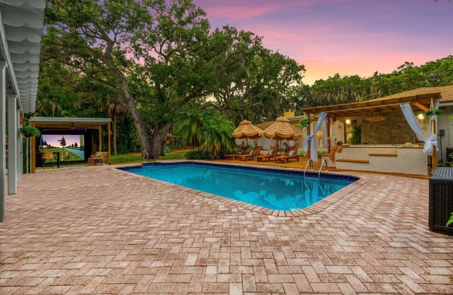 Sleeps 25+ 9BR Heated Pool Hot Tub Golf Simulator Games