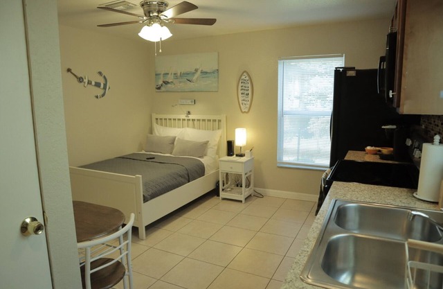 Sleeps 3.Coastal Beach Theme Studio right off I-4, close to Downtown Lakeland.