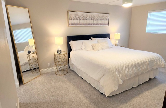 sleeps 5+ New inside less than 10 minutes to downtown Reno!