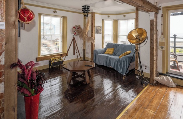 Sleeps 6 - 100mFromBeach - Ocean View Balcony