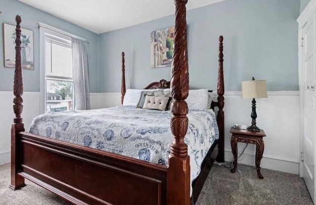 Sleeps 6, 3BR 1BA,1King+2 Queen beds, perfect for long stays in a great location