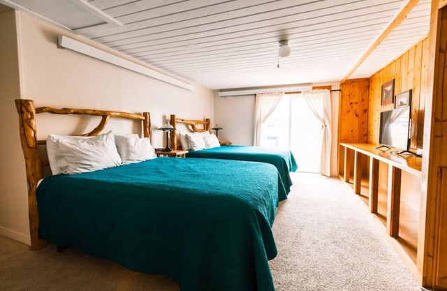 Sleeps 6 - Historic Hotel in Centennial