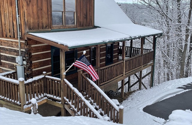 Sleeps 6. Mtn Views, Firepit, wifi, fireplace, hot tub, pool table