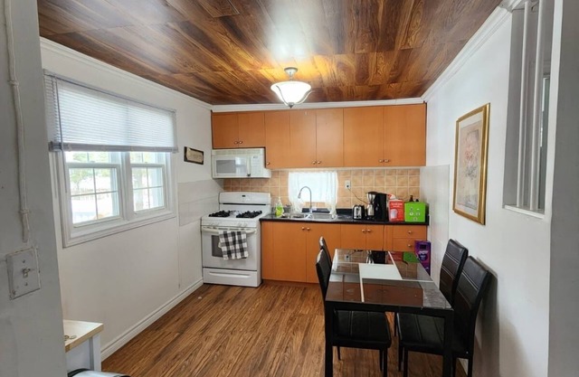 Sleeps 6 people walking distance to the beach, affordable monthly rental.