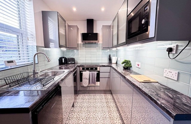 Sleeps 7/8 l Groups l Relocation