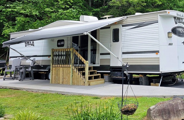 Sleeps 7 with a bath and a half across from the GSMNP!