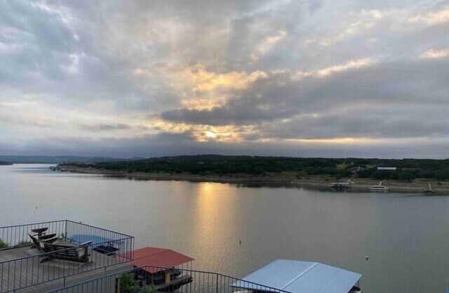 Sleeps 8-10, waterfront, boat slip, pool & hot tub
