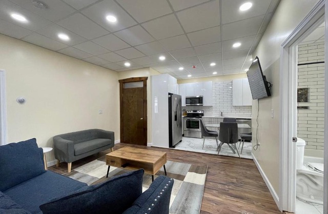 Sleeps 8 Newly renovated 3bedroom Loft close to highway