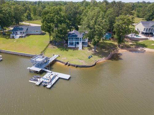 Sleeps 8 Waterfront Dock Dog Friendly Grill