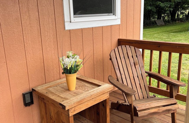 Sleepy Bear #1. One Bedroom Cabin on the Blue Ridge Parkway in Floyd VA