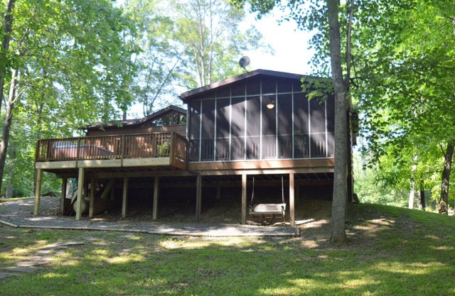 Sleepy Creek - hot tub, pets, grill, fire pit, wifi, screen porch, creekside