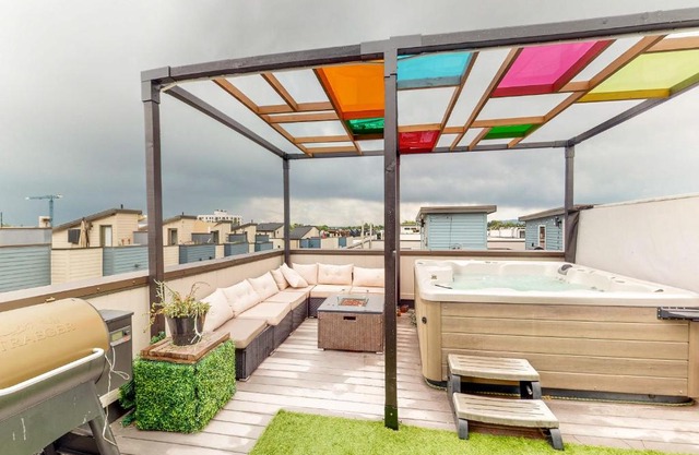 Sloan Lake’s Rooftop Oasis