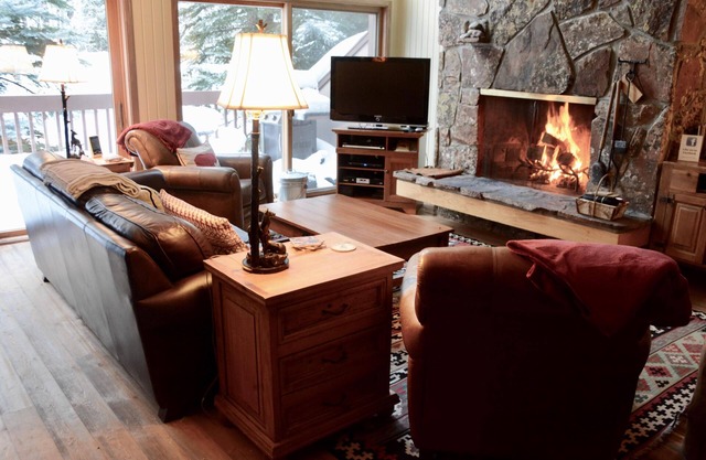 Slopeside Family Ski in, ,Wifi, Hot Tub, Pool, Yellowstone, Netflix
