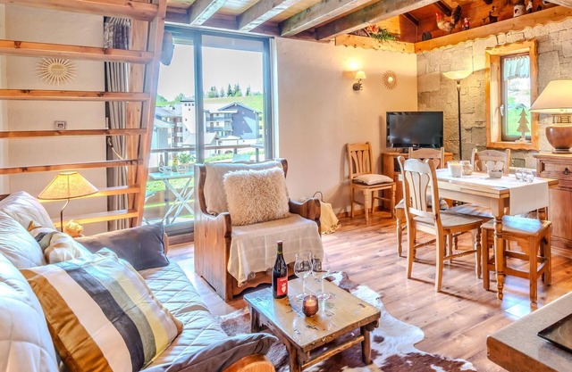 Slow Chalet Etale Ski in-out Duplex, Mountain View Balcony, & Free parking