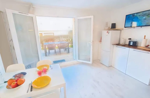 Small private courtyard - 1 minute walk from the beach