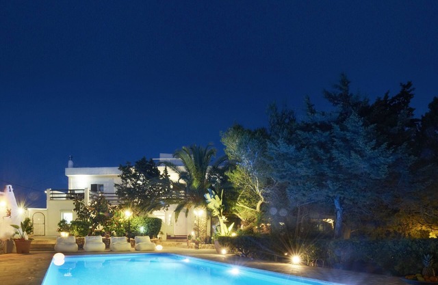 Small apartment complex right by the sea. Relaxation guaranteed.