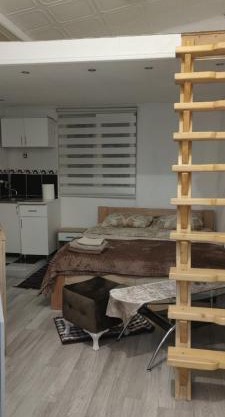 Small Apartment PRIVATE bathroom STRONG WI-FI