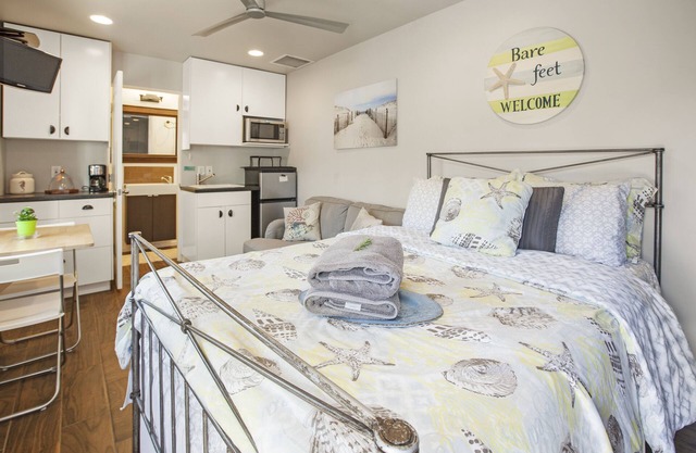 Small Beach Studio/Suite by the beach and shops