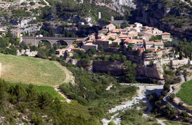 Small cottage with privat terrace and stunning views on the Minervois hills