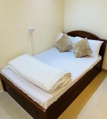 Small Room shared bath with beach access for single person or short stay couplesغرفة صغيرة مع حمام مشترك مع إمكانية الوصول إلى الشاطئ لشخص واحد أو للأزواج الذين يقيمون لفترة قصيرة
