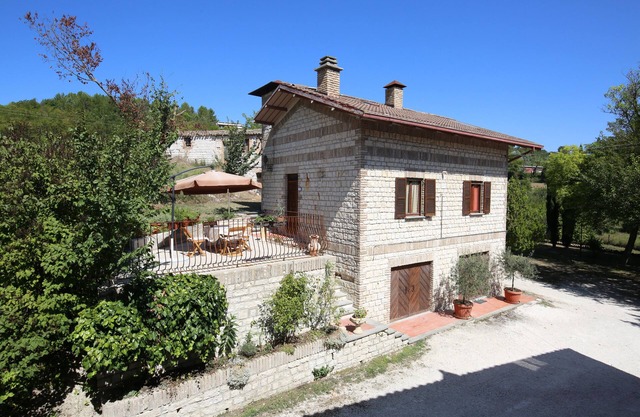 Small villa with a big garden and a big swimming pool - Sassoferrato