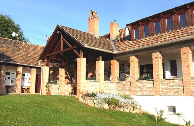 Small village, small guest house, wine and relax in Wineregion Neszmély 7682