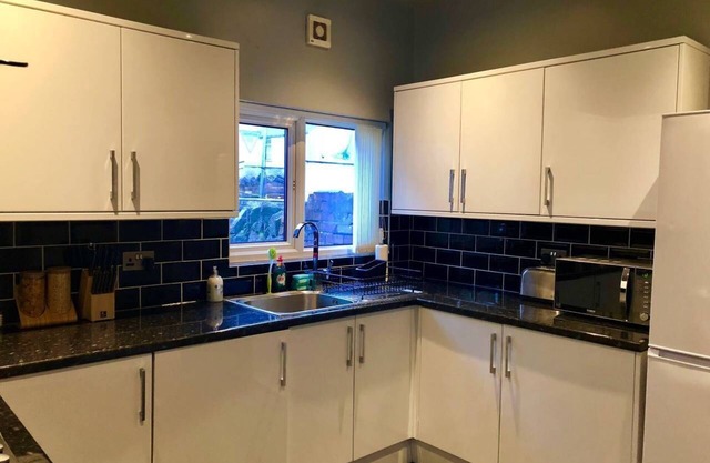 Smart, Spacious Cardiff Home for 12 w/Parking