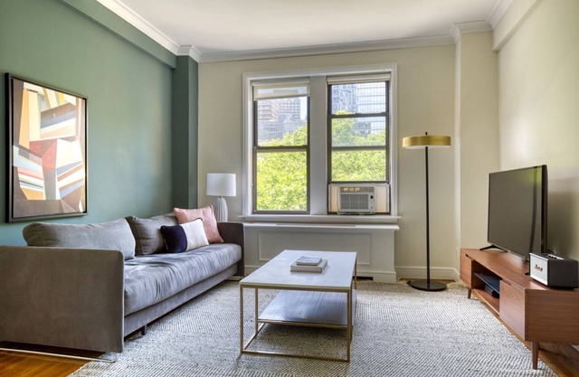 Smart UWS 1BR w/Doorman and amazing city views by Blueground