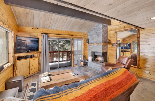 Smith Chalet at Snow Summit- Furnished Resort Condo- Foosball- Walk To Lifts