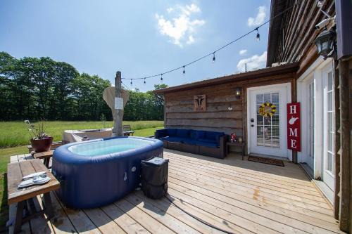 Smiths In-law suite! Pet friendly, hot tub!