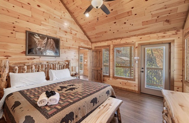 Smokey Treats 5 Bedroom Cabin by RedAwning
