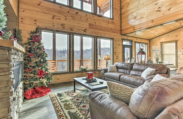 Smoky Mountain Hideaway w/Hot Tub, Deck & Views!