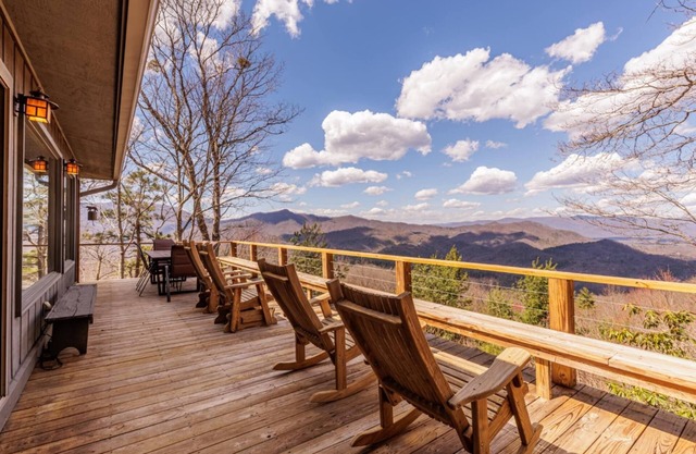 SMOKY MOUNTAIN MAGIC-SPECTACULAR VIEWS! 3 Bdrm, sleeps 8, Hot Tub, Close to NOC