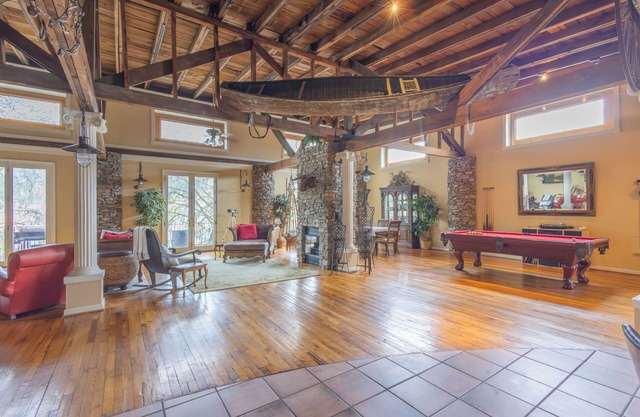 Smoky Mountain RR Polar Express Loft, minutes from GSM national park