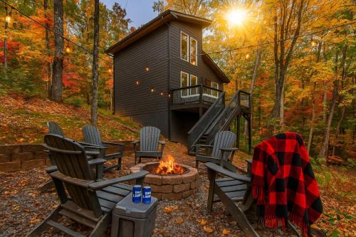 Smoky Mountains Cabin with Hot Tub, Fire Pit & Near Dollywood