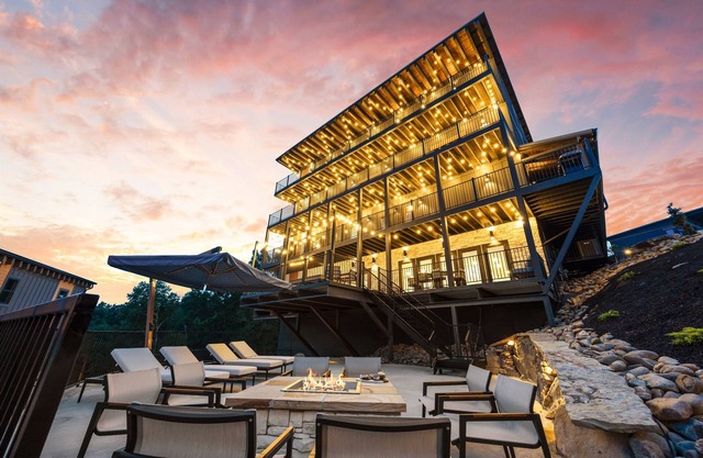 Smoky Mtn Ultra Luxury Cabin, Waterpark, PS5, IndoorPool, Pool Table, 8Bsleeps26