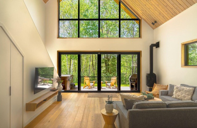 Snohaus 9 - Scandinavian Mountain Chalet w Hot Tub