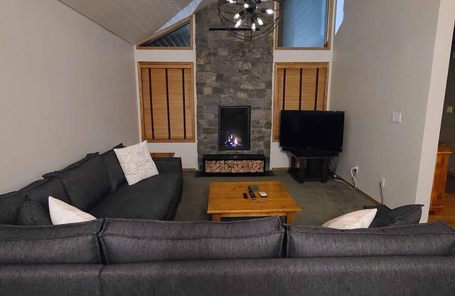 Snow Lake House - great location, 5 bedroom large house on ski hill (C$/US$/£)