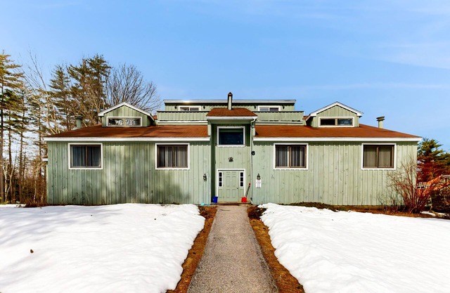 Snowbird-friendly home with heated pool, sauna, game room, tennis, BBQ, W/D