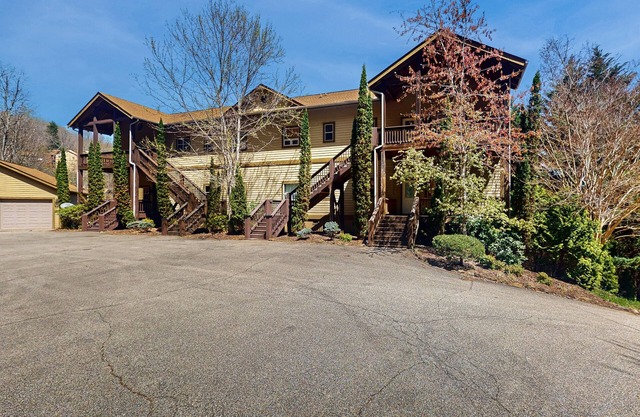 Snowbird-friendly mtn-view condo with heated pool, sauna, hot tub, pickleball