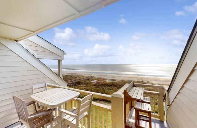Snowbird friendly top-floor condo with high-speed internet, ocean view balcony