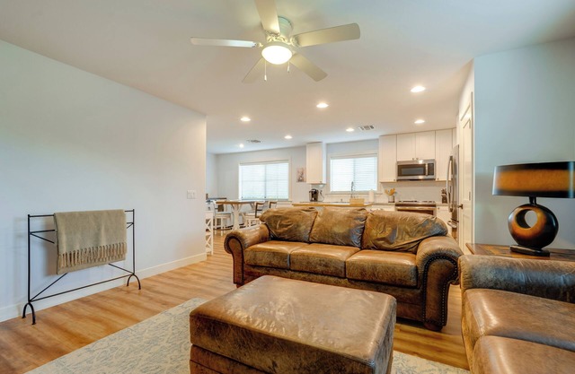 Snowbird Haven! 8 Mi to ASU & Dtwn Tempe